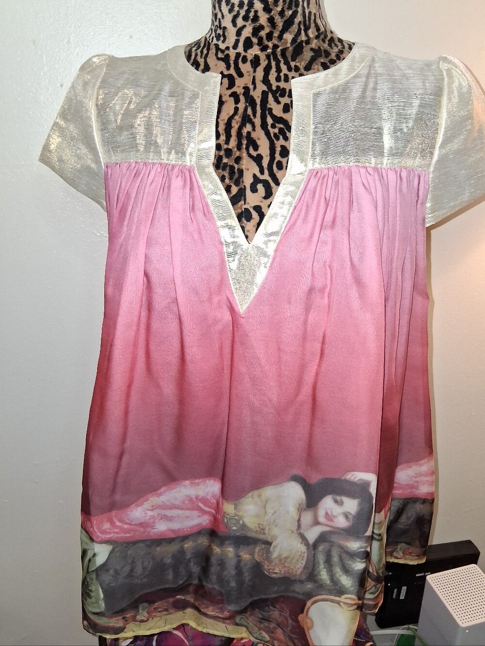 Flowy Short-Sleeve Tunic Top in Cream and Coral with Printed Hem